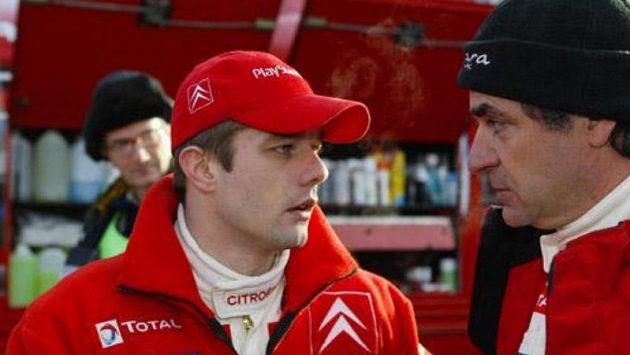 Sébastien Loeb (vlevo) a Carlos Sainz z týmu Citroën v servisní zóně. Sébastien Loeb (vlevo) a Carlos Sainz z týmu Citroën v servisní zóně.