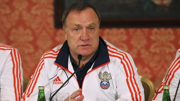Holandský trenér ve službách Rusů Dick Advocaat se po zápase s Čechy nijak nadšeně netvářil. Holandský trenér ve službách Rusů Dick Advocaat se po zápase s Čechy nijak nadšeně netvářil.