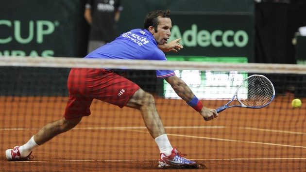 Tenista Radek Štěpánek u sítě v utkání proti Janko Tipsarevičovi Tenista Radek Štěpánek u sítě v utkání proti Janko Tipsarevičovi