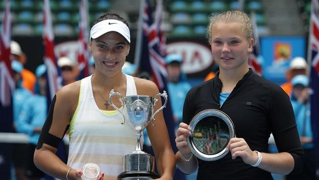 Chorvatka Ana Konjuhová a Češka Kateřina Siniaková (vpravo) po juniorském finále Australian Open. Chorvatka Ana Konjuhová a Češka Kateřina Siniaková (vpravo) po juniorském finále Australian Open.