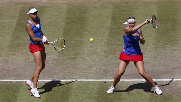 Tenistky Lucie Hradecká (vpravo) a Andrea Hlaváčková v utkání proti americkému páru Huberová, Raymondová Tenistky Lucie Hradecká (vpravo) a Andrea Hlaváčková v utkání proti americkému páru Huberová, Raymondová