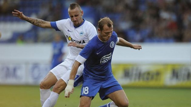 Roman Zozulj z Dněpropetrovsku (vpravo) si kryje míč před Michalem Breznaníkem z Liberce. Roman Zozulj z Dněpropetrovsku (vpravo) si kryje míč před Michalem Breznaníkem z Liberce.
