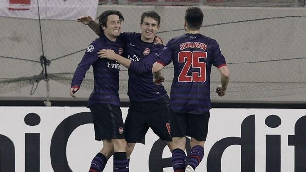 Tomáš Rosický (vlevo) se raduje se spoluhráči z Arsenalu Aaronem Ramseym (uprostřed) a Carlem Jenkinsonem z branky. Tomáš Rosický (vlevo) se raduje se spoluhráči z Arsenalu Aaronem Ramseym (uprostřed) a Carlem Jenkinsonem z branky.