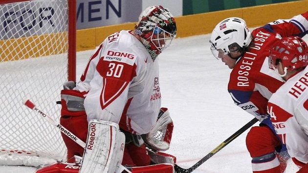 Nor Mats Rosseli Olsen se snaží překonat dásnkého gólmana Philipa Hersbyho. Nor Mats Rosseli Olsen se snaží překonat dásnkého gólmana Philipa Hersbyho.