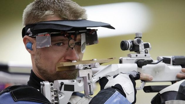 Američan Matthew Emmons si odveze z olympijské soutěže ve střelbě z libovolné malorážky na 3x40 ran bronz Američan Matthew Emmons si odveze z olympijské soutěže ve střelbě z libovolné malorážky na 3x40 ran bronz