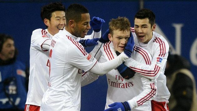 Fotbalisté Hamburku oslavují gól Artjomse Rudněvse (druhý zprava) v utkání proti Hoffenheimu. Fotbalisté Hamburku oslavují gól Artjomse Rudněvse (druhý zprava) v utkání proti Hoffenheimu.