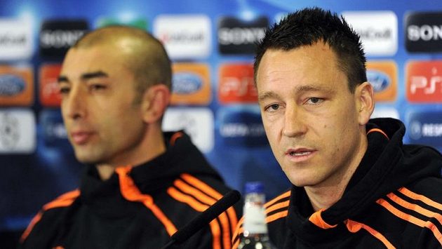 John Terry (vpravo) a trenér Chelsea Roberto Di Matteo John Terry (vpravo) a trenér Chelsea Roberto Di Matteo
