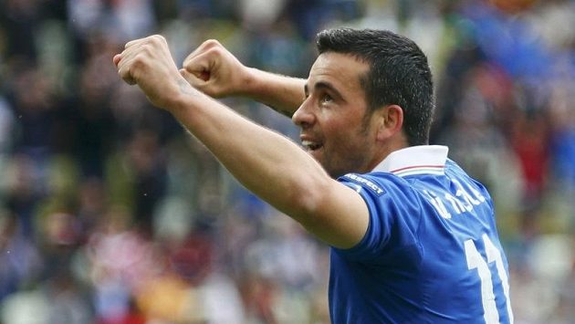 Italský forvard Antonio Di Natale se raduje z gólu proti Španělsku Italský forvard Antonio Di Natale se raduje z gólu proti Španělsku