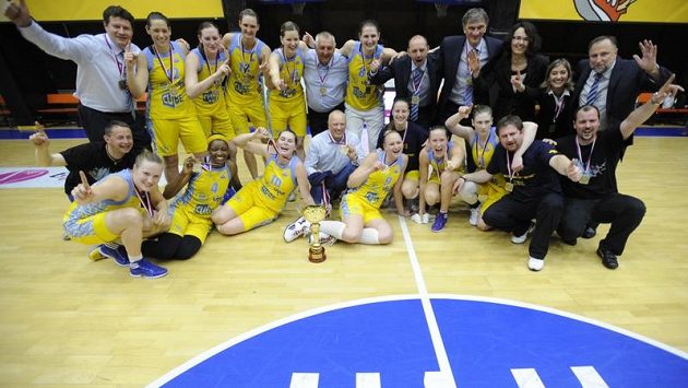 Hlavní opory USK Praha Petra Kulichová (čtvrtá stojící zleva) a po její levici Eva Vítečková Hlavní opory USK Praha Petra Kulichová (čtvrtá stojící zleva) a po její levici Eva Vítečková