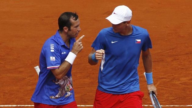 Radek Štěpánek (vlevo) a Tomáš Berdych po jednom z vítězných míčků proti argentinské dvojici Schwank, Berlocq. Radek Štěpánek (vlevo) a Tomáš Berdych po jednom z vítězných míčků proti argentinské dvojici Schwank, Berlocq.