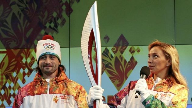 Ruská olympijská pochodeň odolá větru i dešti. Ruská olympijská pochodeň odolá větru i dešti.