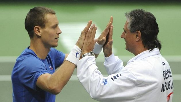 Tomáš Berdych (vlevo) a nehrající kapitán Jaroslav Navrátil už trénují v Argentině. Tomáš Berdych (vlevo) a nehrající kapitán Jaroslav Navrátil už trénují v Argentině.