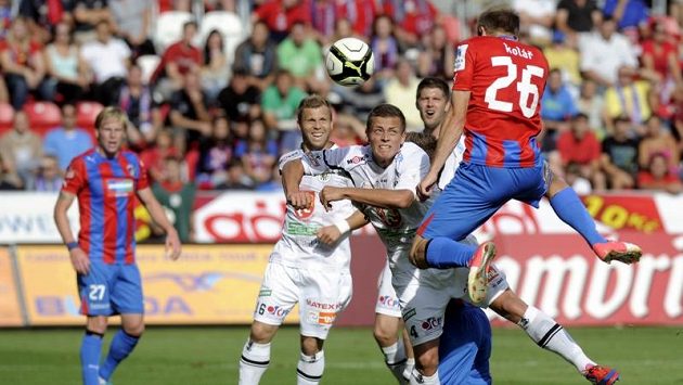 Daniel Kolář střílí úvodní gól Viktorie Plzeň proti Hradci Králové. Daniel Kolář střílí úvodní gól Viktorie Plzeň proti Hradci Králové.