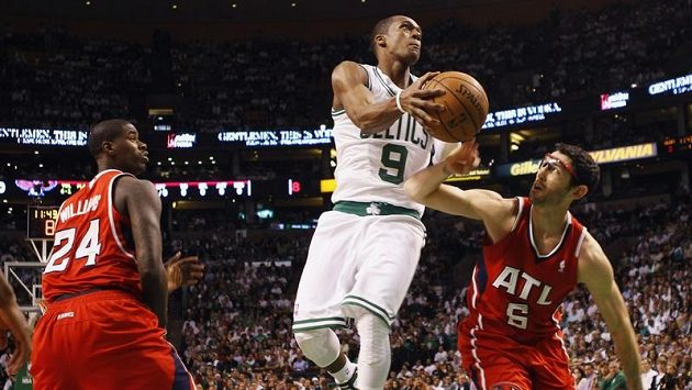 Rajon Rondo (uprostřed) zaznamenal triple-double za 17 bodů, 14 doskoků a 12 asistencí. Rajon Rondo (uprostřed) zaznamenal triple-double za 17 bodů, 14 doskoků a 12 asistencí.