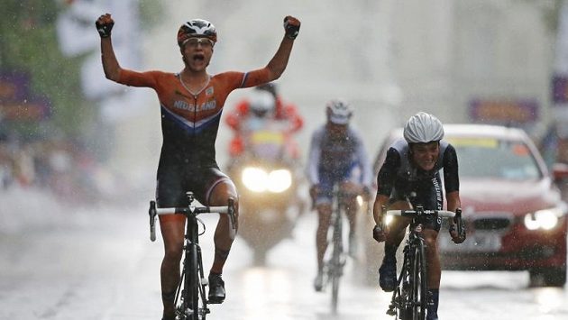 Nizozemská cyklistka Marianne Vosová (vlevo) se raduje z vítězství v olympijském závodě. Nizozemská cyklistka Marianne Vosová (vlevo) se raduje z vítězství v olympijském závodě.