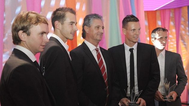 Nejlepší sportovní tým roku. Daviscupoví reprezentanti. Zleva Ivo Minář, Lukáš Rosol, nehrající kapitán Jaroslav Navrátil, Tomáš Berdych a Radek Štěpánek. Nejlepší sportovní tým roku. Daviscupoví reprezentanti. Zleva Ivo Minář, Lukáš Rosol, nehrající kapitán Jaroslav Navrátil, Tomáš Berdych a Radek Štěpánek.
