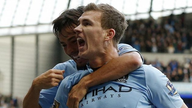 Fotbalisté Manchesteru City Edin Džeko (vpředu) a David Silva se radují z branky. Přežijí v Lize mistrů...? Fotbalisté Manchesteru City Edin Džeko (vpředu) a David Silva se radují z branky. Přežijí v Lize mistrů...?