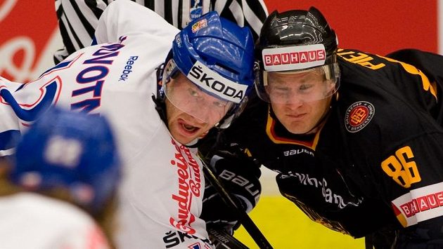 Český reprezentant Jiří Novotný (vlevo) a německý hráč Daniel Pietta. Český reprezentant Jiří Novotný (vlevo) a německý hráč Daniel Pietta.