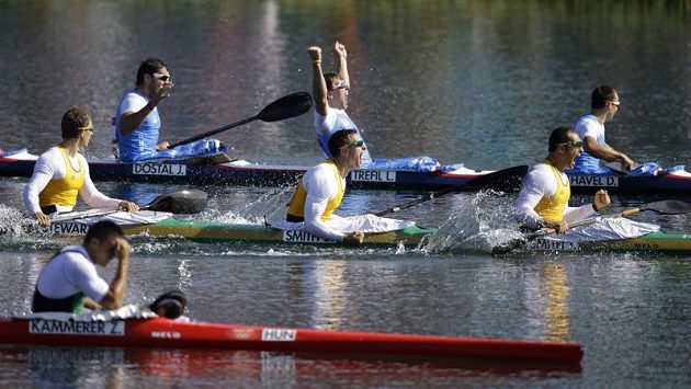 Český čtyřkajak (vzadu zprava) Daniel Havel, Lukáš Trefil, Josef Dostál a Jan Štěrba (mimo záběr) oslavuje zisk olympijského bronzu. Český čtyřkajak (vzadu zprava) Daniel Havel, Lukáš Trefil, Josef Dostál a Jan Štěrba (mimo záběr) oslavuje zisk olympijského bronzu.