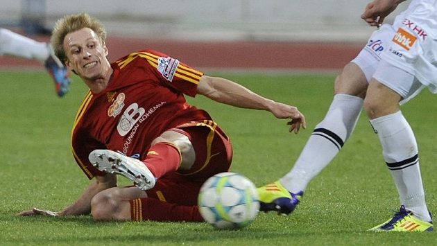 Tomáš Berger z Dukly (na zemi) bojuje o míč s Peterem Jánošíkem z Hradce. Tomáš Berger z Dukly (na zemi) bojuje o míč s Peterem Jánošíkem z Hradce.