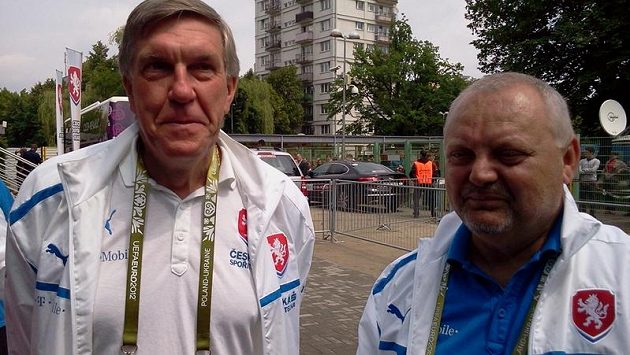 Lékař fotbalové reprezentace Petr Krejčí (vlevo) a vedoucí národního týmu Jaroslav Dudl během ME 2012 v Polsku. Lékař fotbalové reprezentace Petr Krejčí (vlevo) a vedoucí národního týmu Jaroslav Dudl během ME 2012 v Polsku.