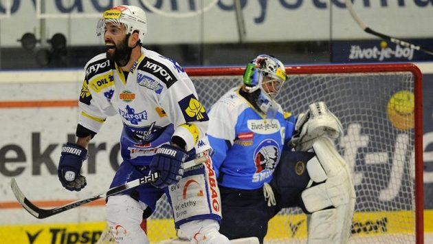 Hokejisté Komety Brno nasázeli gólmanovi Plzně Adamu Svobodovi v úvodním semifinále čtyři góly. Hokejisté Komety Brno nasázeli gólmanovi Plzně Adamu Svobodovi v úvodním semifinále čtyři góly.