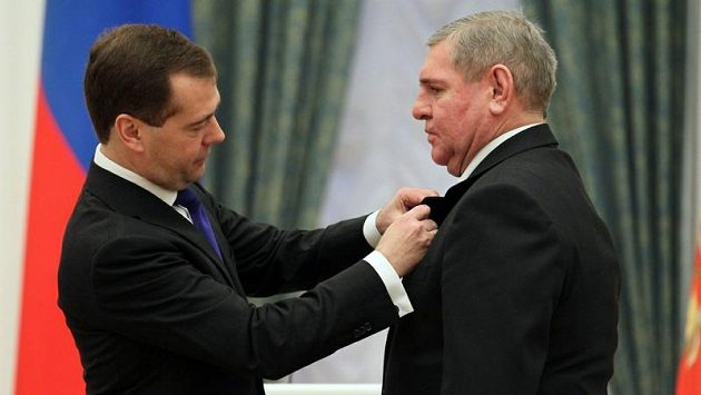 Zásluhy hokejového velikána Vladimíra Krutova ocenil na sklonku loňského roku v Kremlu vysokým vyznamenáním i tehdejší ruský prezident Dmitrij Medveděv Zásluhy hokejového velikána Vladimíra Krutova ocenil na sklonku loňského roku v Kremlu vysokým vyznamenáním i tehdejší ruský prezident Dmitrij Medveděv