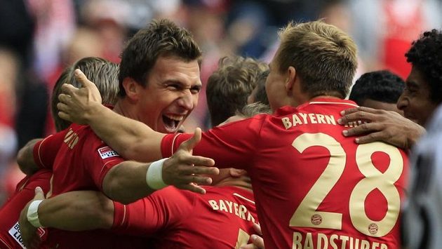 Fotbalisté Bayernu Mnichov se radují z branky. Fotbalisté Bayernu Mnichov se radují z branky.