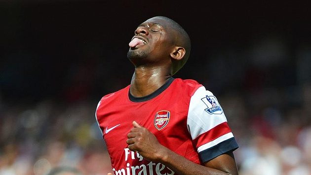 Abou Diaby z Arsenalu lituje neproměněné šance v utkání proti Sunderlandu. Abou Diaby z Arsenalu lituje neproměněné šance v utkání proti Sunderlandu.