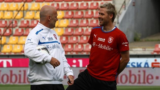 Trenér Michal Bílek a Tomáš Hübschman na tréninku české fotbalové reprezentace před utkáním s Maďarskem. Trenér Michal Bílek a Tomáš Hübschman na tréninku české fotbalové reprezentace před utkáním s Maďarskem.