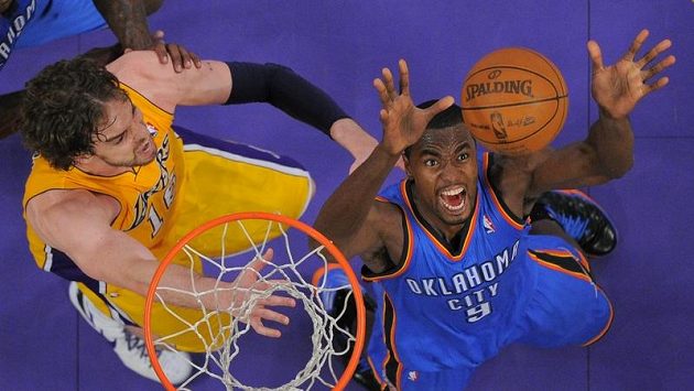Basketbalista Oklahomy City Thunder Serge Ibaka (vpravo) v podkošovém souboji s Paulem Gasolem z LA Lakers. Basketbalista Oklahomy City Thunder Serge Ibaka (vpravo) v podkošovém souboji s Paulem Gasolem z LA Lakers.