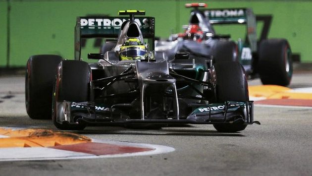 Německý jezdec Nico Rosberg z týmu Mercedes během závodu Velké ceny Sigapuru. Německý jezdec Nico Rosberg z týmu Mercedes během závodu Velké ceny Sigapuru.