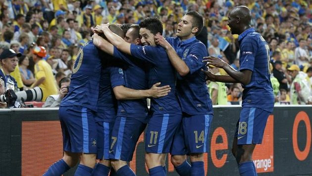 Fotbalisté Francie se radují z branky do ukrajinské sítě. Fotbalisté Francie se radují z branky do ukrajinské sítě.