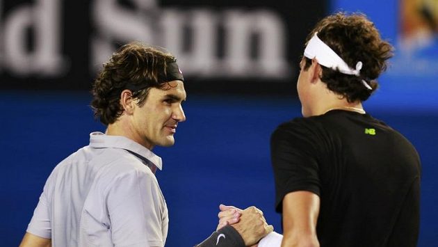 Roger Federer si podává ruku s Milošem Raonicem. Mladý Kanaďan ostříleného šampióna potrápil méně, než se čekalo. Roger Federer si podává ruku s Milošem Raonicem. Mladý Kanaďan ostříleného šampióna potrápil méně, než se čekalo.