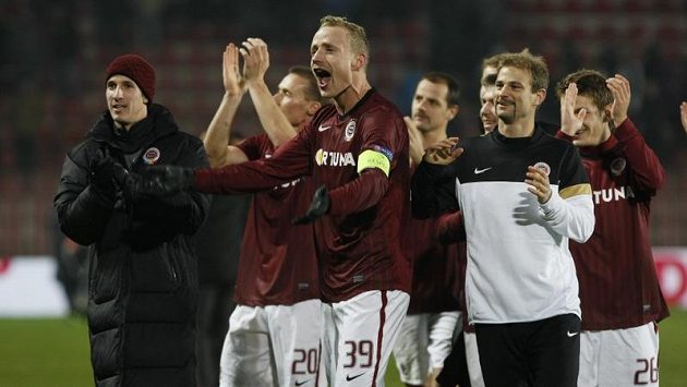 Jiří Jarošík děkuje společně se svými spoluhráči ze Sparty fanouškům. Jiří Jarošík děkuje společně se svými spoluhráči ze Sparty fanouškům.