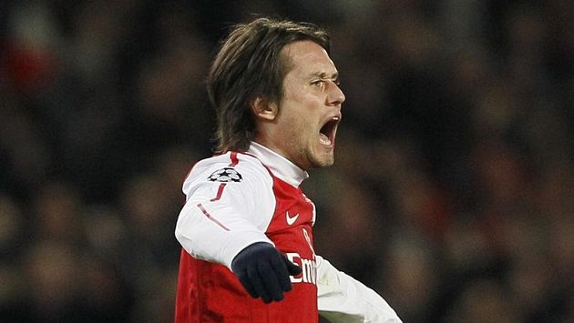 Tomáš Rosický z Arsenalu se raduje z branky do sítě AC Milán. Tomáš Rosický z Arsenalu se raduje z branky do sítě AC Milán.