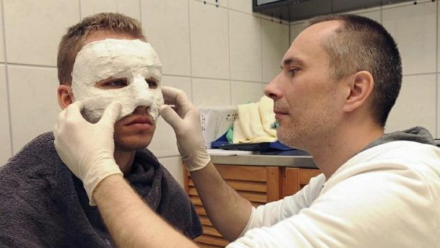 Michal Kadlec asistoval u výroby speciální ochranné masky. Michal Kadlec asistoval u výroby speciální ochranné masky.