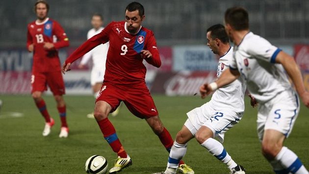 Michal Ordoš (vlevo) se snaží vyhnout Radoslavu Zabavníkovi (uprostřed) a Lubomíru Guldanovi ze Slovenska. Michal Ordoš (vlevo) se snaží vyhnout Radoslavu Zabavníkovi (uprostřed) a Lubomíru Guldanovi ze Slovenska.