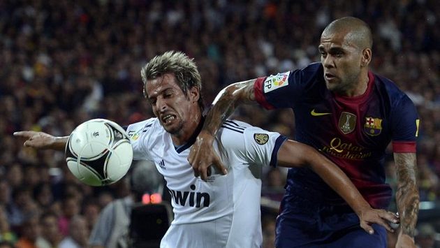Daniel Alves z Barcelony (vpravo) bojuje o míč s Fabiem Coentraem z Realu Madrid. Daniel Alves z Barcelony (vpravo) bojuje o míč s Fabiem Coentraem z Realu Madrid.