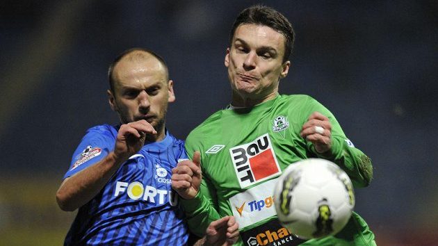 Miloš Karišik z Liberce v souboji s jabloneckým Davidem Lafatou. Miloš Karišik z Liberce v souboji s jabloneckým Davidem Lafatou.
