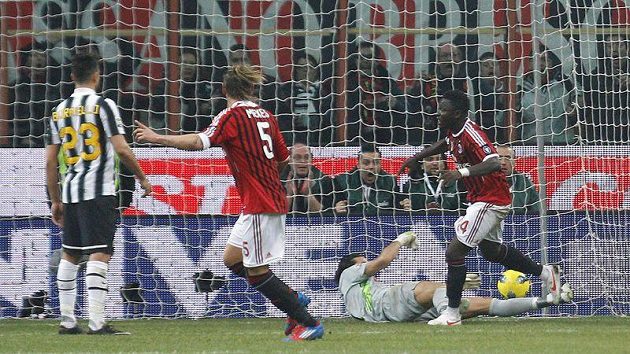 Sulley Muntari (vpravo) z AC jásá, ale předčasně. Gól nebyl uznán, ač brankář Juventusu Gianluigi Buffon vyrážel balón až za čarou. Domácím zůstalo jen těsné vedení, v závěru ho ztratili. Sulley Muntari (vpravo) z AC jásá, ale předčasně. Gól nebyl uznán, ač brankář Juventusu Gianluigi Buffon vyrážel balón až za čarou. Domácím zůstalo jen těsné vedení, v závěru ho ztratili.