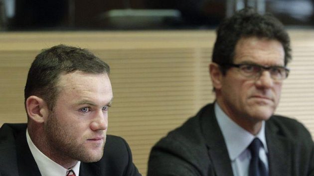 Útočník Wayne Rooney a kouč anglické reprezentace Fabio Capello na jednání disciplinární komise UEFA. Útočník Wayne Rooney a kouč anglické reprezentace Fabio Capello na jednání disciplinární komise UEFA.