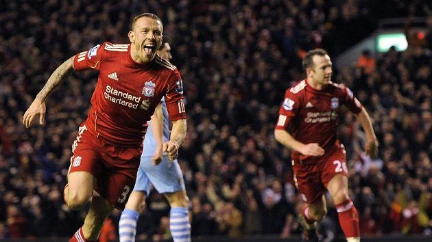 Craig Bellamy se raduje z vyrovnávacího gólu do sítě Manchesteru City, který potvrdil postup do finále Ligového poháru. Craig Bellamy se raduje z vyrovnávacího gólu do sítě Manchesteru City, který potvrdil postup do finále Ligového poháru.