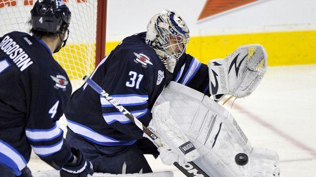 Ondřej Pavelec přiváděl svými zákroky hráče Bostonu k šílenství. Ondřej Pavelec přiváděl svými zákroky hráče Bostonu k šílenství.