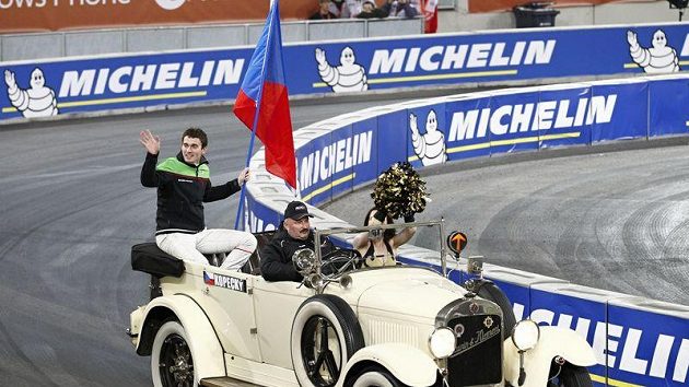 Jan Kopecký se divákům v Düsseldorfu představil s veteránem automobilky Laurin a Klement, která byla předchůdcem Škody. Jan Kopecký se divákům v Düsseldorfu představil s veteránem automobilky Laurin a Klement, která byla předchůdcem Škody.