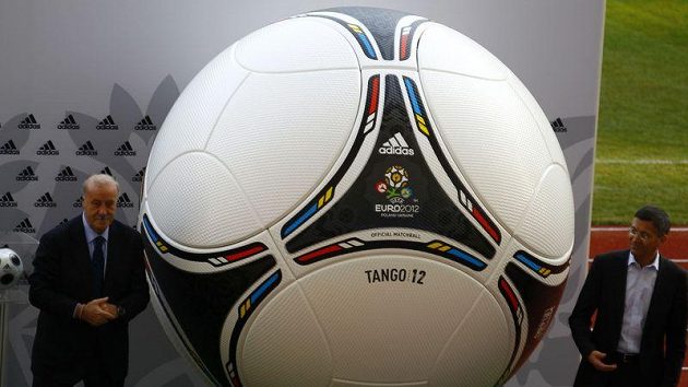 Ředitel firmy Adidas Herbert Hainer (vpravo) a kouč Španělska Vicente del Bosque odhalují v Kyjevě obří model nového míče pro EURO 2012. Ředitel firmy Adidas Herbert Hainer (vpravo) a kouč Španělska Vicente del Bosque odhalují v Kyjevě obří model nového míče pro EURO 2012.