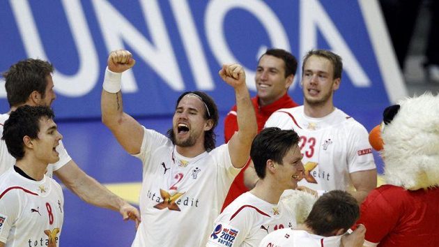 Házenkáři Dánska oslavují výhru nad Španělskem a postup do finále ME v Srbsku. Házenkáři Dánska oslavují výhru nad Španělskem a postup do finále ME v Srbsku.