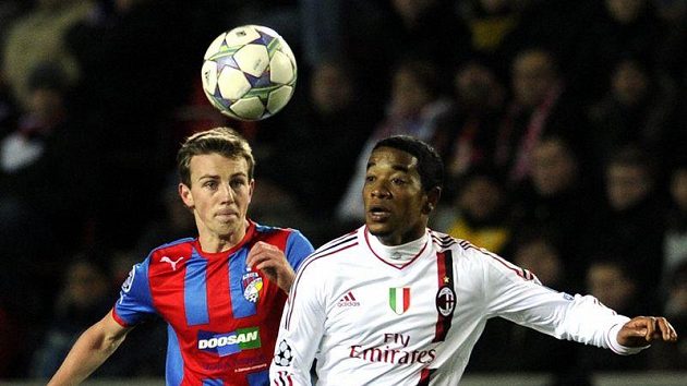 Emanuelson z AC Milán (vpravo) před Vladimírem Daridou z Plzně Emanuelson z AC Milán (vpravo) před Vladimírem Daridou z Plzně