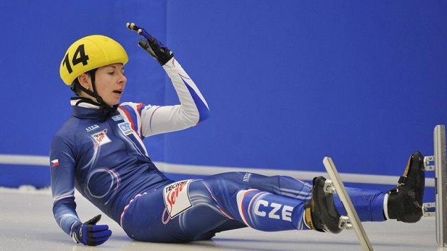 Zklamání ve tváři rychlobruslařky Kateřiny Novotné po pádu v závodu na 1500 metrů na ME v Mladé Boleslavi. Zklamání ve tváři rychlobruslařky Kateřiny Novotné po pádu v závodu na 1500 metrů na ME v Mladé Boleslavi.