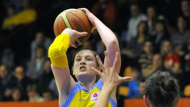 Lindsay Whalenová z USK(vlevo) a Edita Sujanová z Györu v utkání Evropské ligy. Lindsay Whalenová z USK(vlevo) a Edita Sujanová z Györu v utkání Evropské ligy.